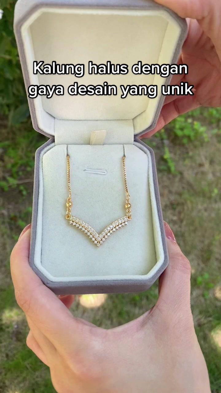 Elegant Necklace Jewelry Promo