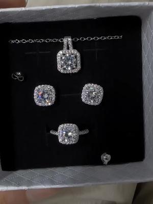 Elegant Jewelry Set Promotion