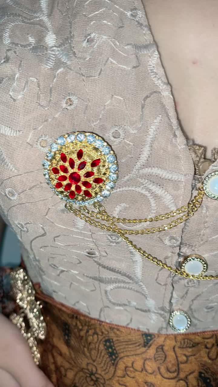 Elegant Brooch Jewelry Promo
