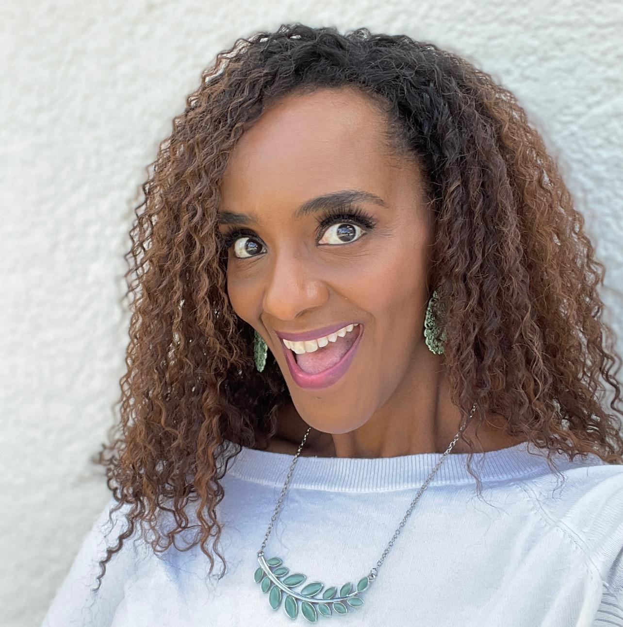 LauraLashae | Daily Scroll Fix