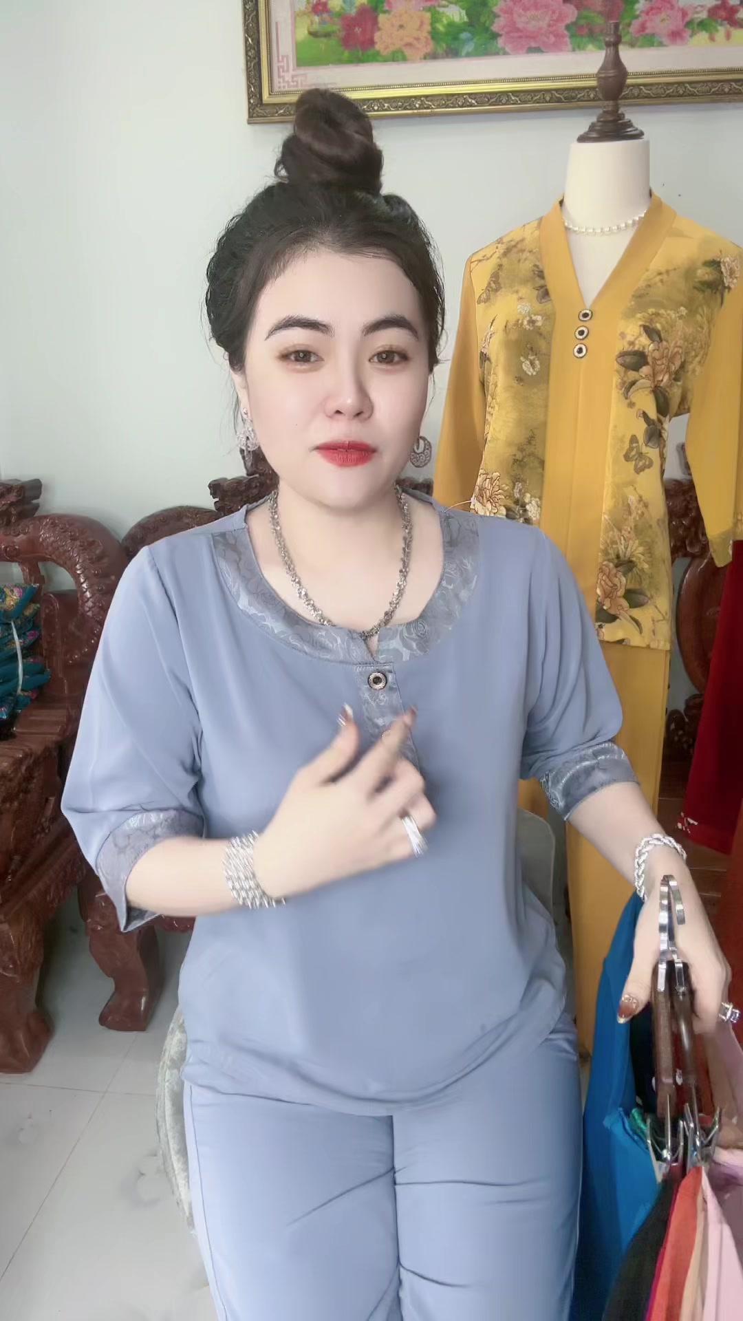Elegant Fashion Gift for Mom